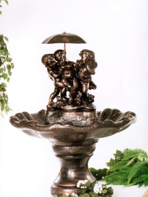 Fontaine sculptée trois chérubins