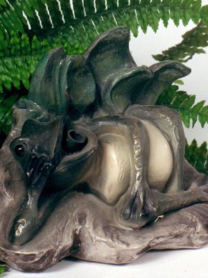 Statue de jardin de petite grenouille et feuillage