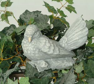 Statue de jardin de colombe avec ailes fermées
