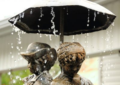 fontaine d'eau en pierre avec parapluie
