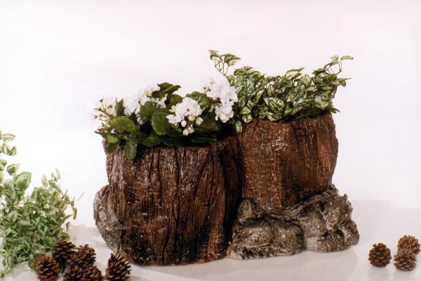 Pot à fleurs en forme de bûche et tronc d'arbre