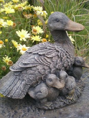 Statue de jardin de maman canard et 3 cannetons