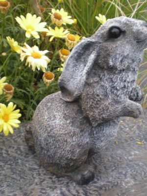 Statue de jardin de lapin debout