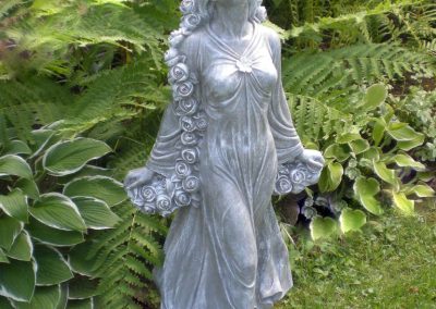 Statue d'une femme en pierre blance