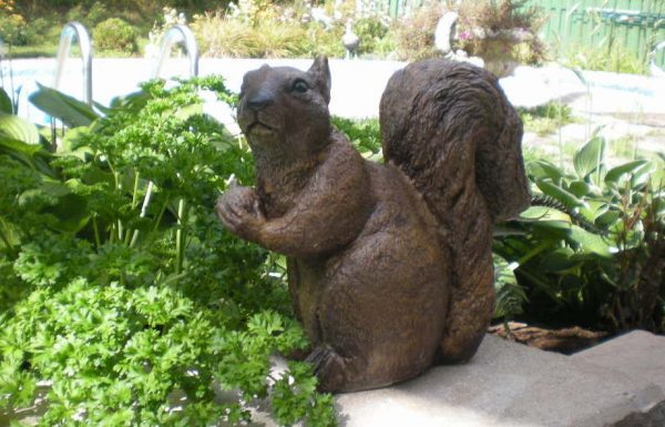 Statue de jardin d'écureuil