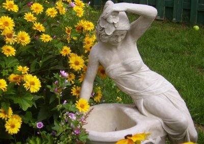 Fontaine d'eau avec statue de femme