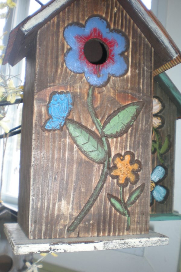 Cabane à oiseau  avec dessin de fleur