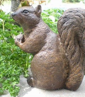 Statue de jardin ecureuil