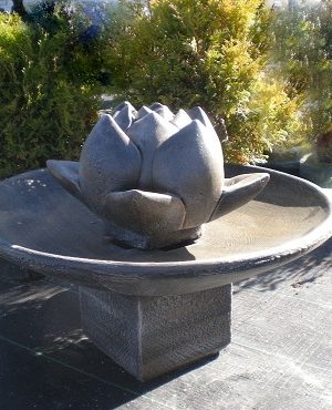 Fontaine avec fleur de lotus