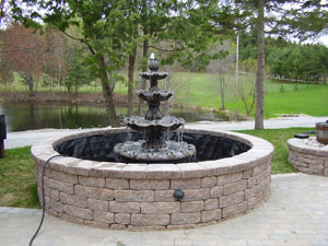 Fontaine avec bassin et lac