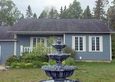 Fontaine devant une maison bleue