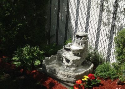 Petite fontaine de pierres avec multiples étages