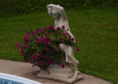Pot de fleurs avec statue de femme