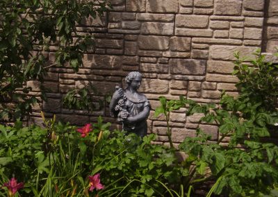 Jardin avec statue de femme et raisons